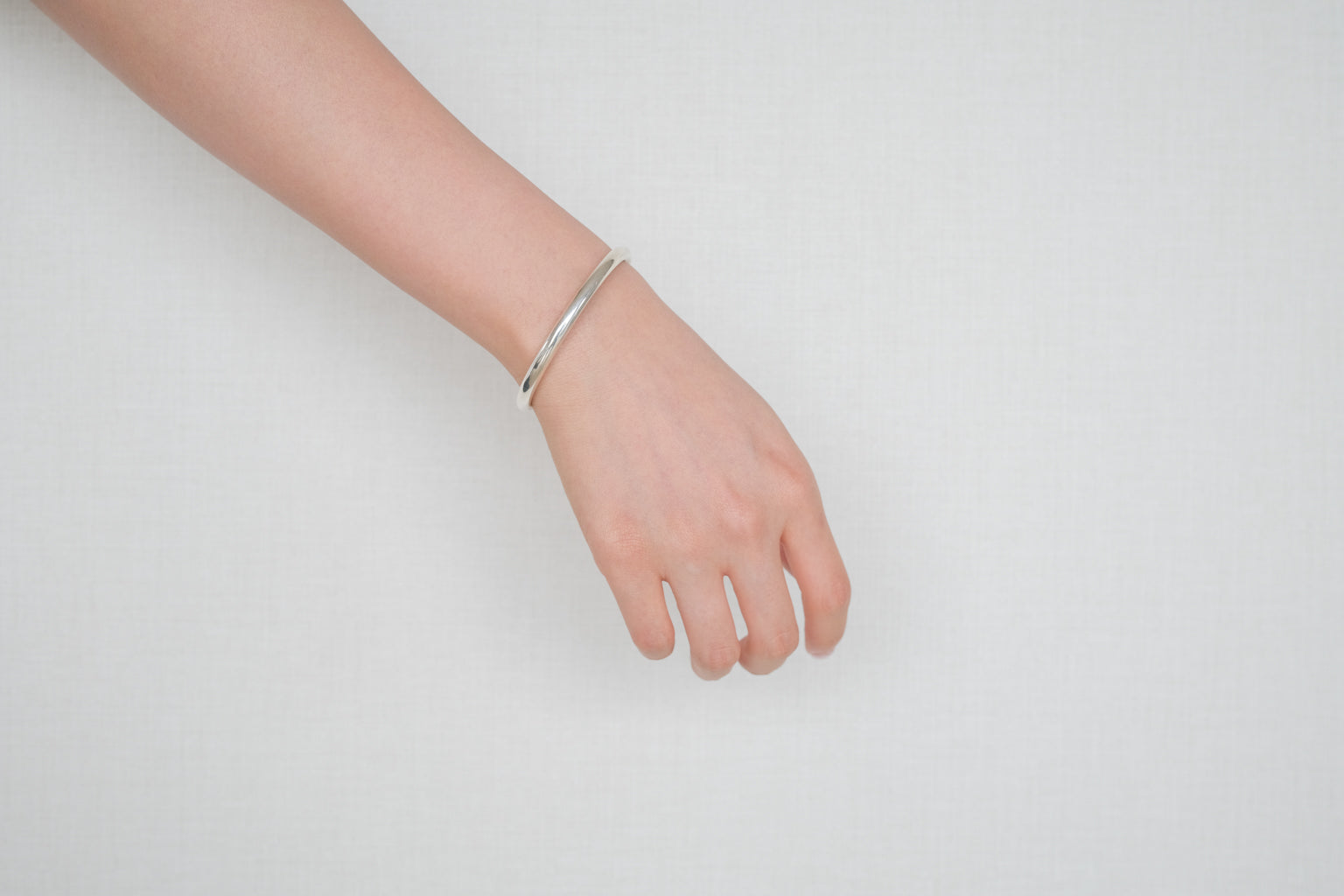 HOLLOW CIRCLE BANGLE