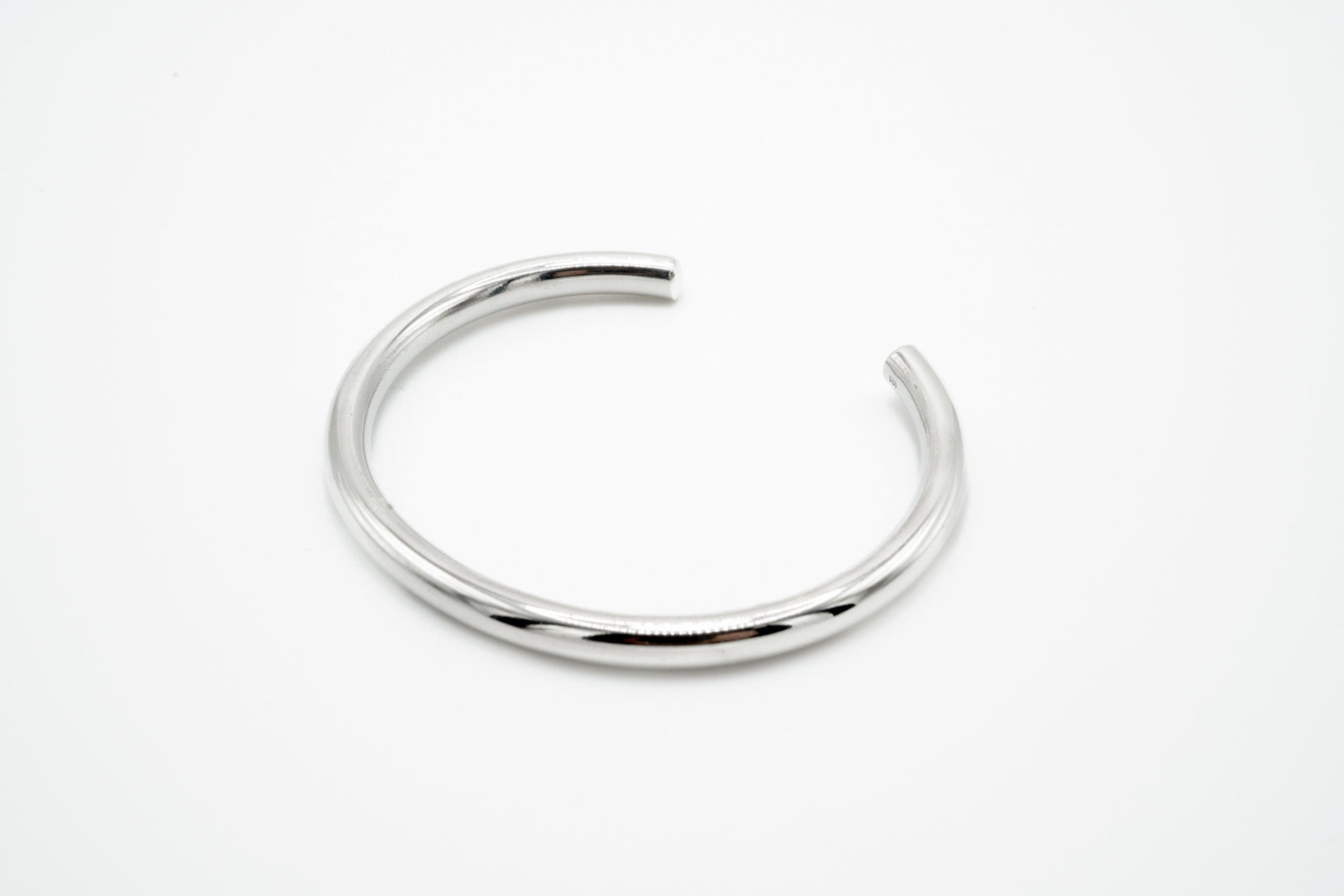 HOLLOW CIRCLE BANGLE