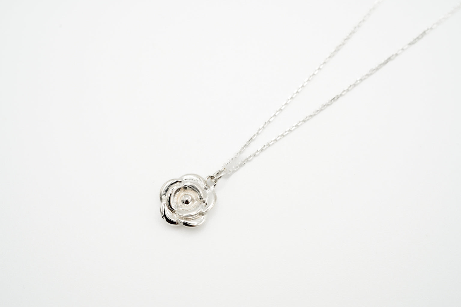 ROSE CHARM NECKLACE