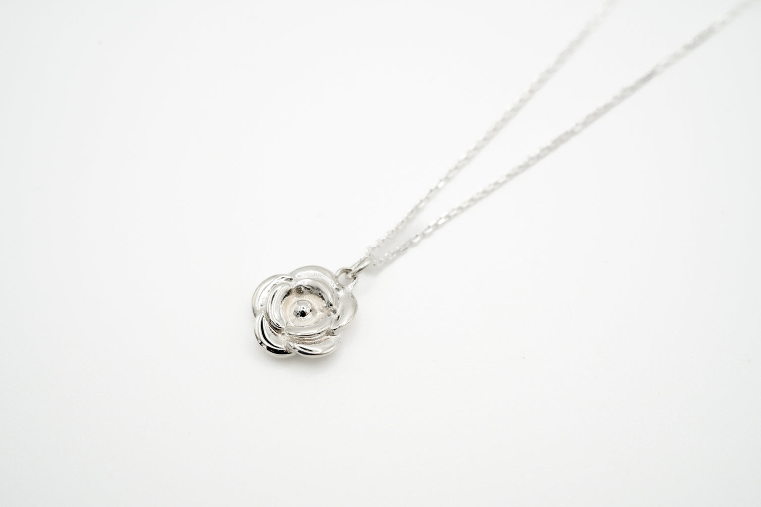 ROSE CHARM NECKLACE