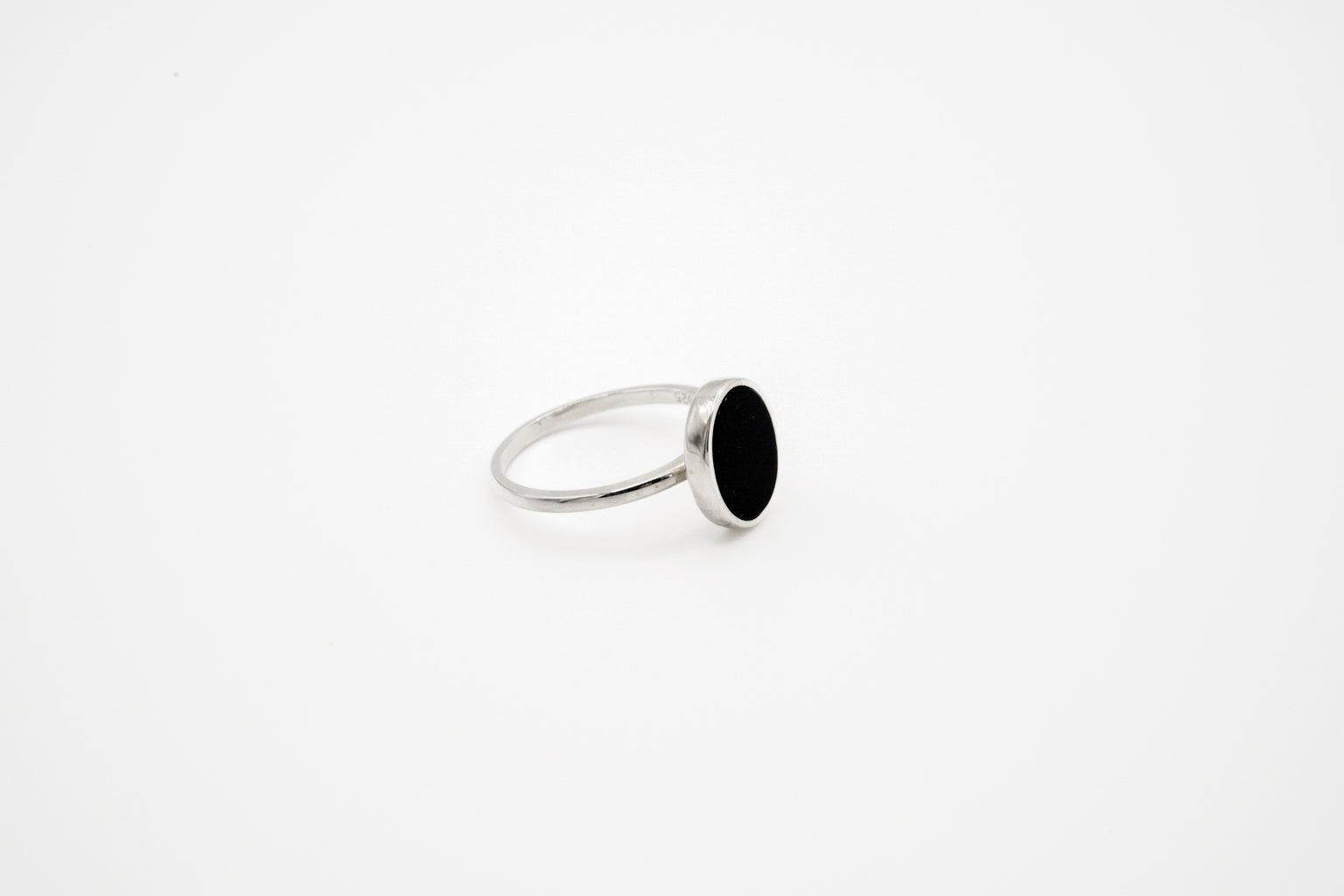 CIRCULAR BLACK STONE RING