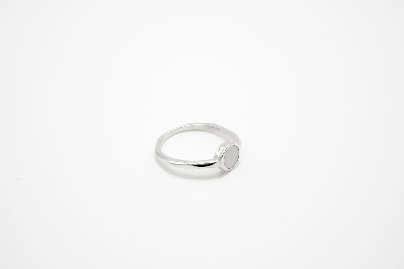 CIRCULAR STONE RING