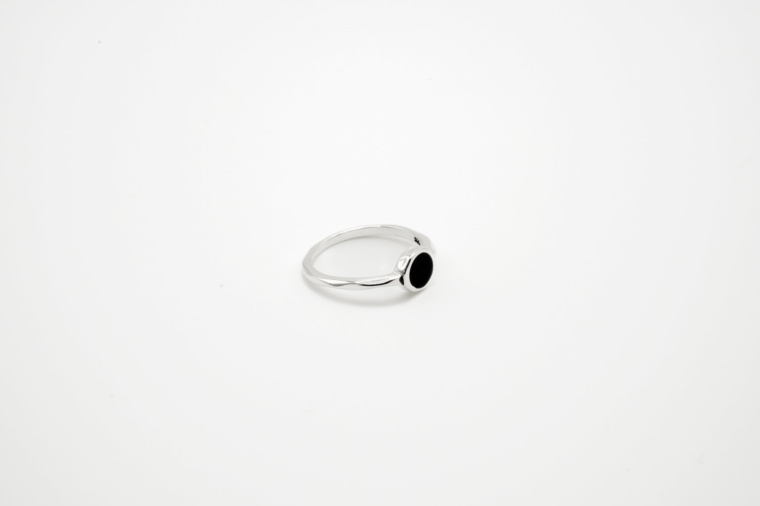 CIRCULAR STONE RING