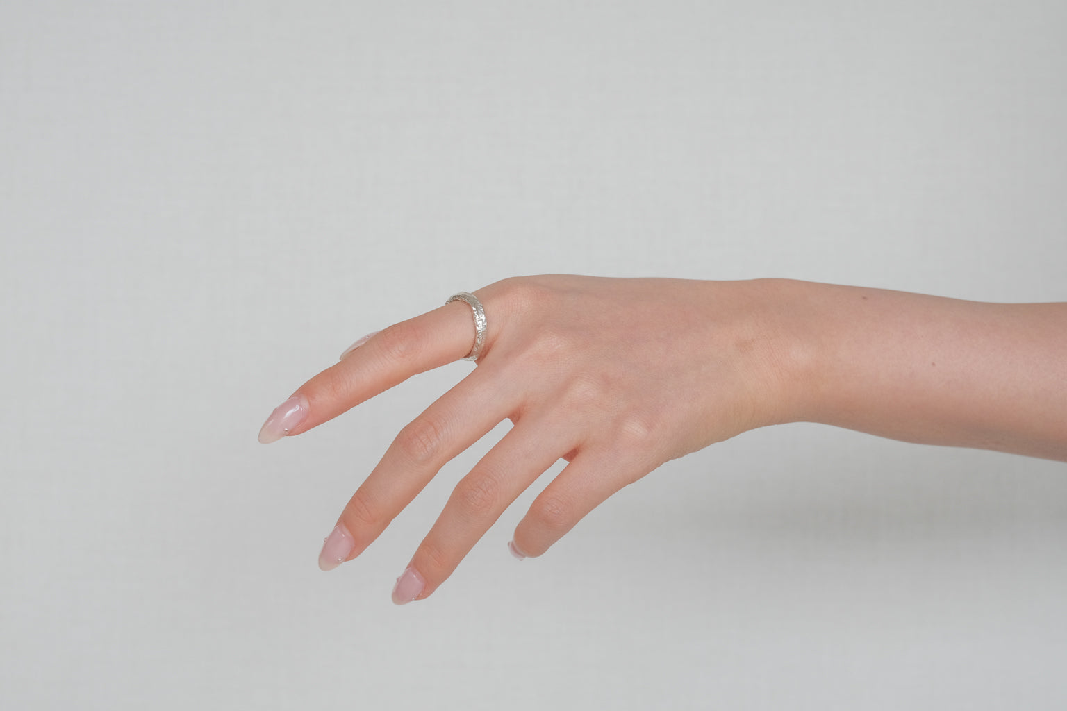 TEXTURED SOLID RING
