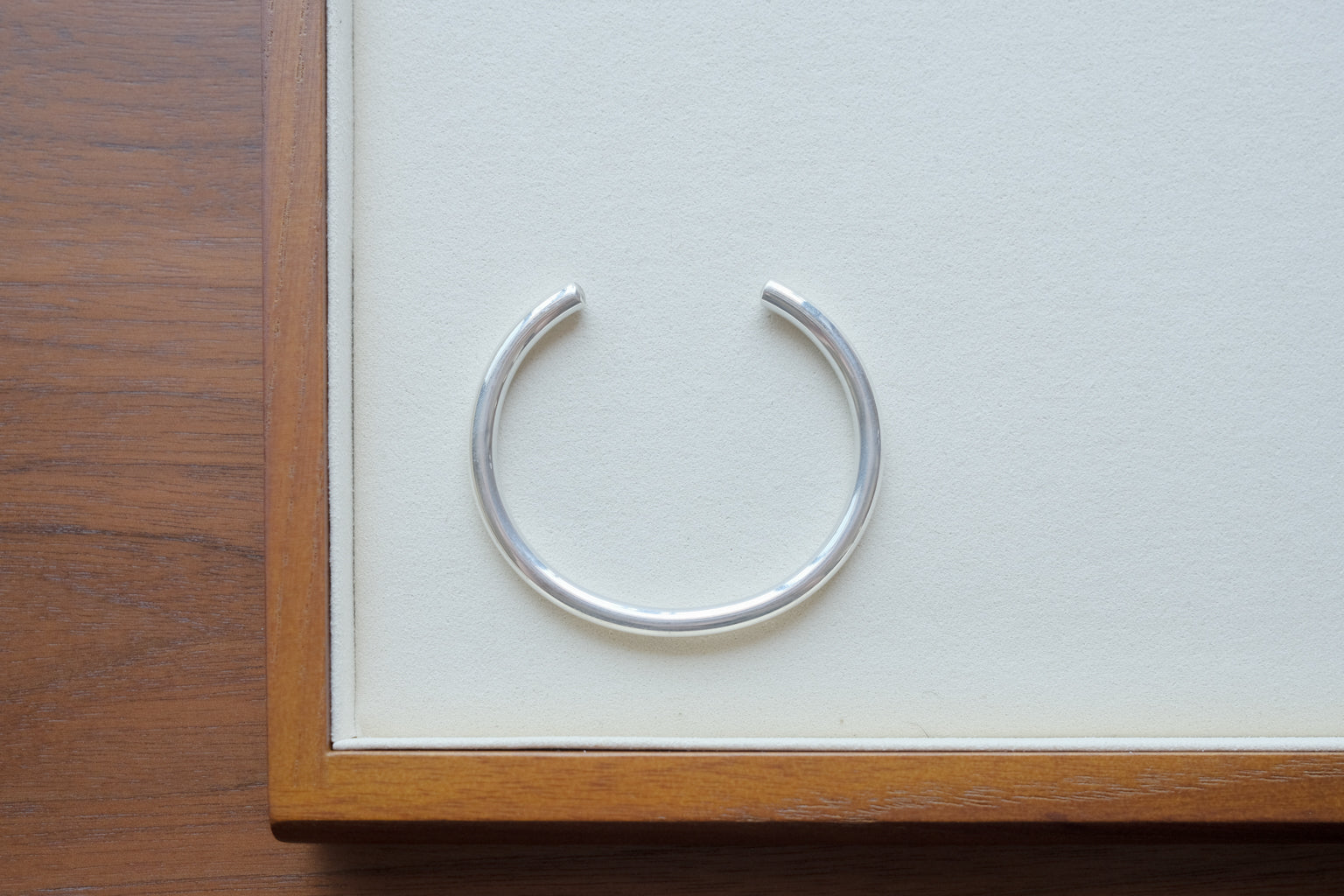 HOLLOW CIRCLE BANGLE