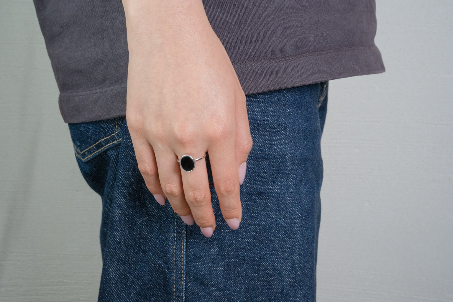 CIRCULAR BLACK STONE RING