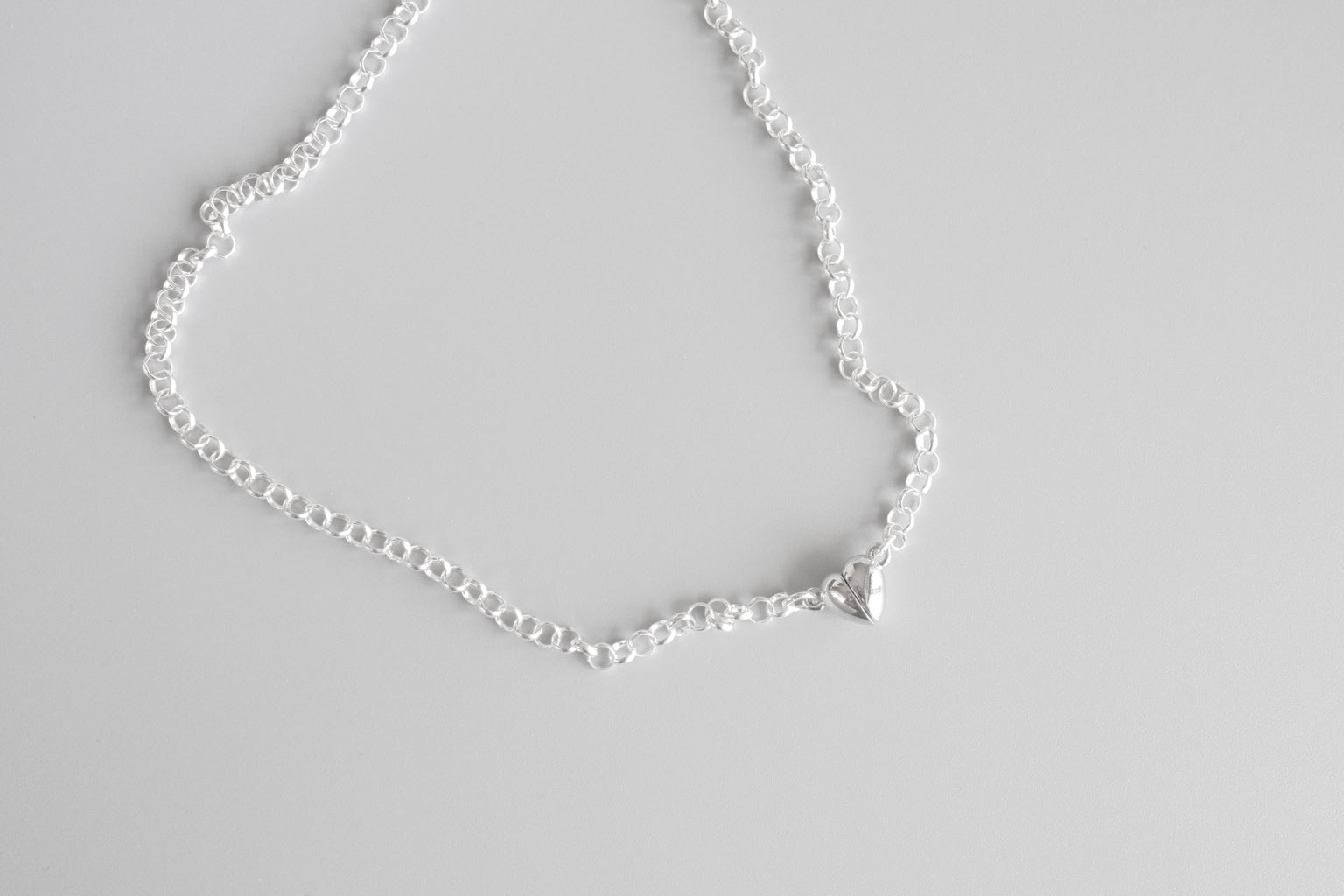 HEART MAGNET NECKLACE