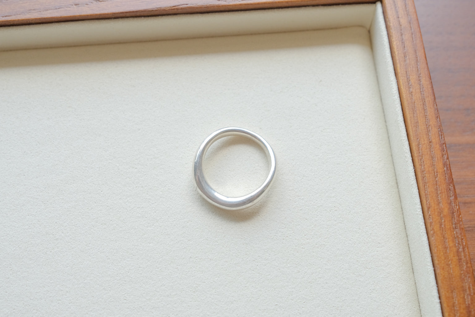 OVAL UNEVEN RING