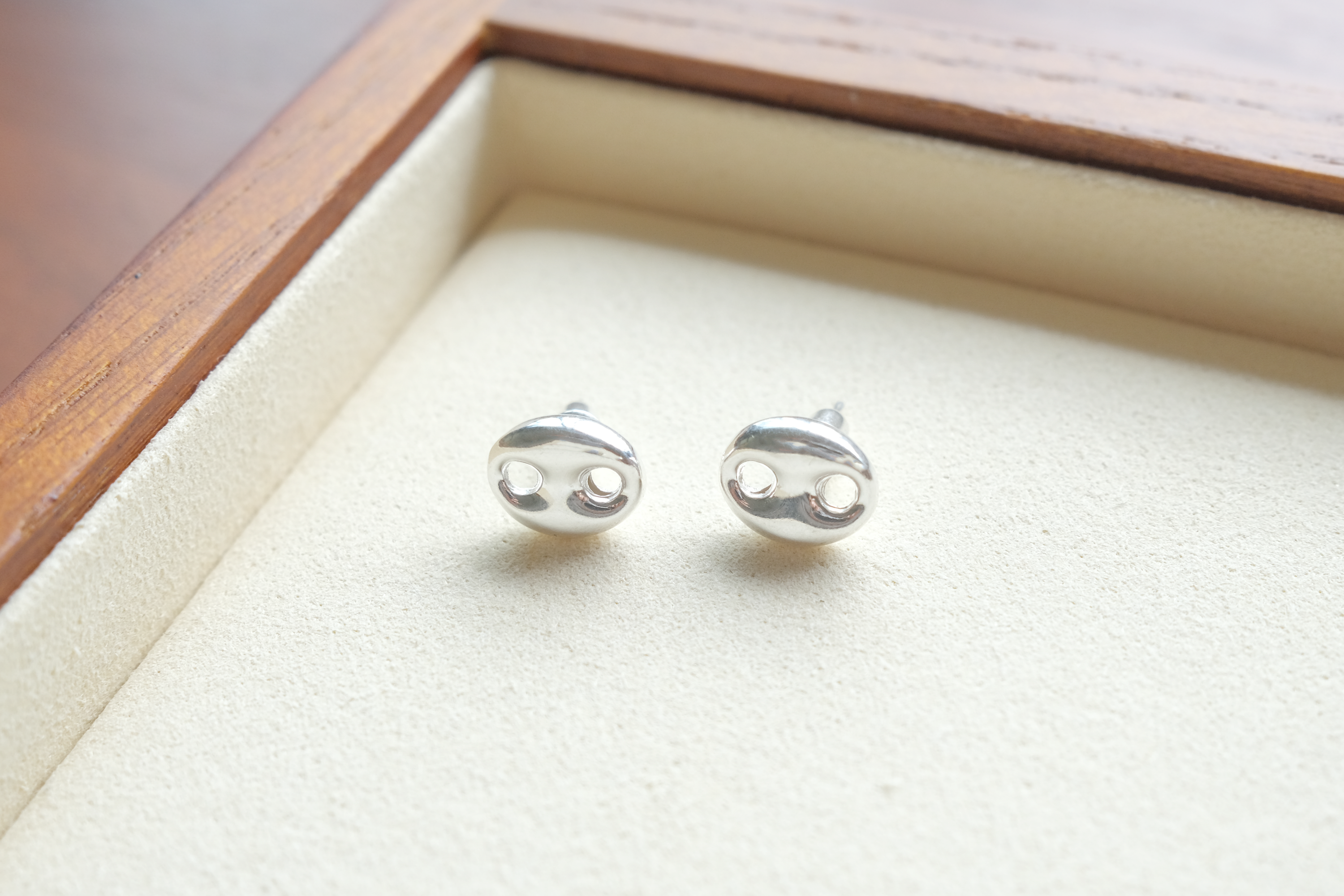 PLUMP ANCHOR PIERCE