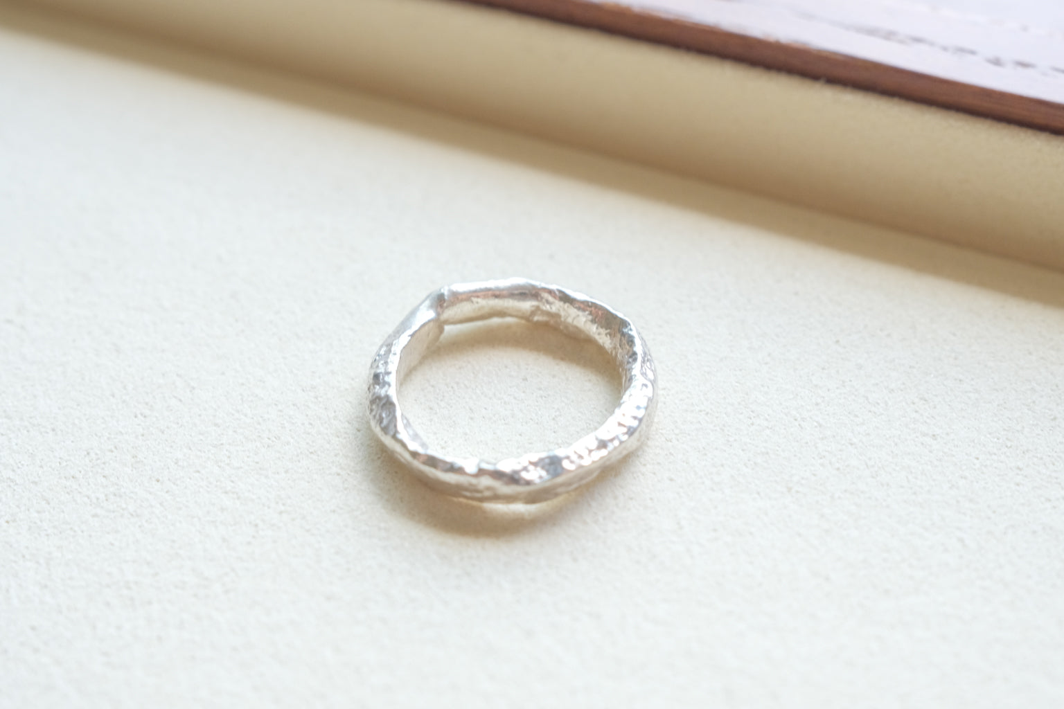 TEXTURED SOLID RING